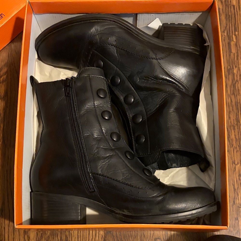 Miz Mooz Black Leather Jozie Ankle Boots with button detail, size 39 (us 8.5) - Picture 11 of 12